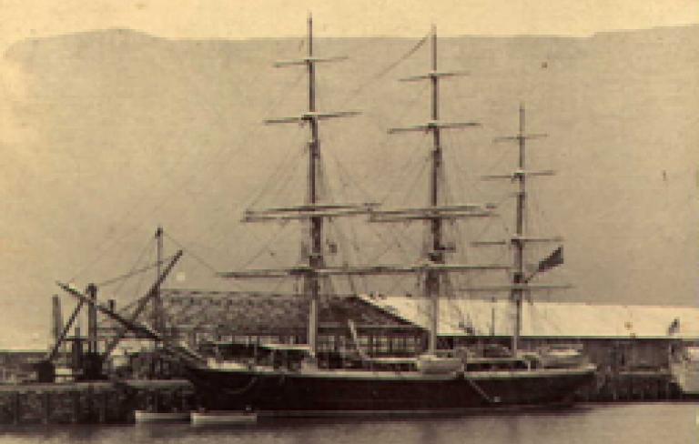 Anónimo. <i>Nautilus</i> no porto, 1900.