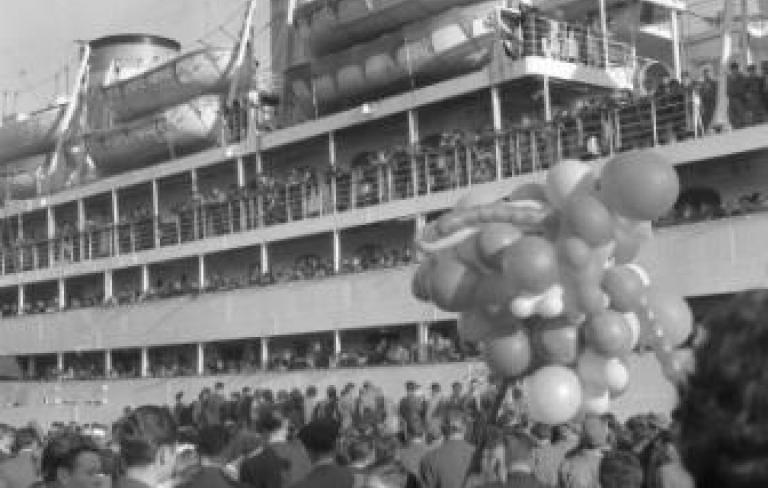 Despedida de familiares no porto. A Coruña, 1957