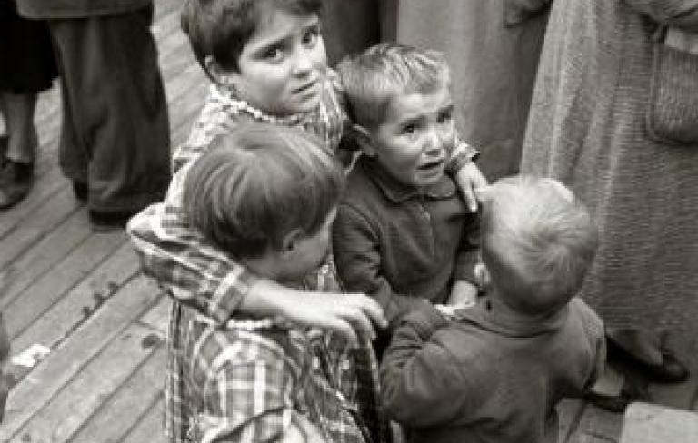 Facendo de nai cos seus irmáns pequenos. A Coruña, 1963