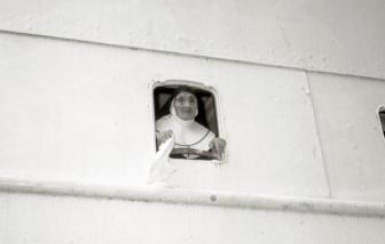 Relixiosa saudando desde o camarote á súa chegada ao porto da Coruña. A Coruña, 1961