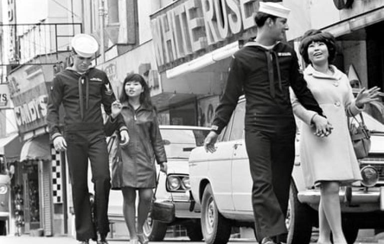 Historia del Japón de la posguerra contada por una camarera