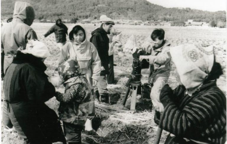 Women’s College in the Village [Una escuela femenina en el pueblo]